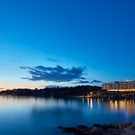 Aks Hinitsa Bay